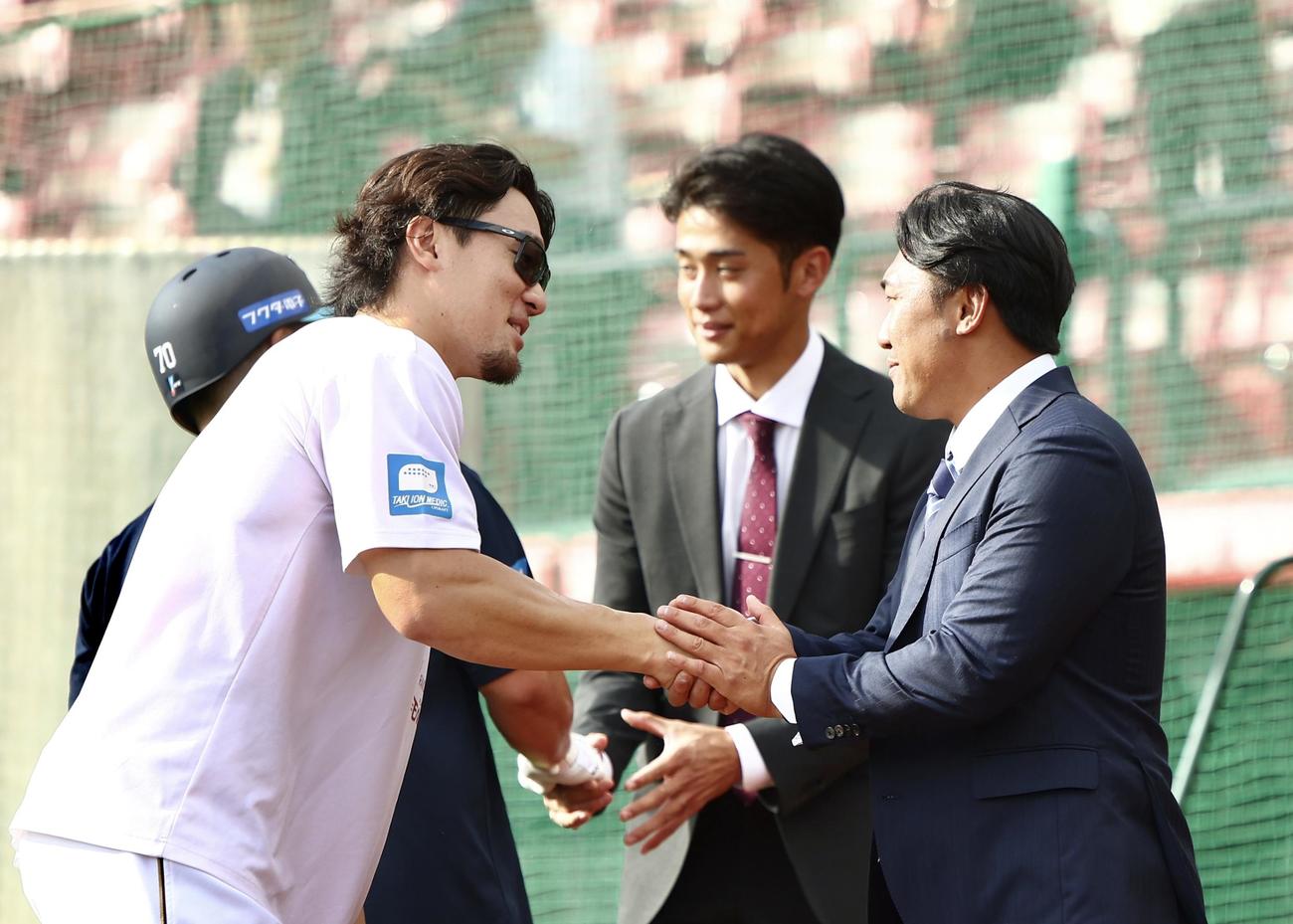 楽天対日本ハム　試合前、楽天安田（左）らナインにあいさつする吉川（右）と小峯（撮影・河田真司）