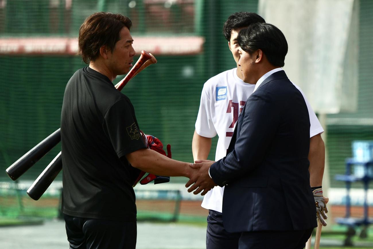 楽天対日本ハム　試合前、楽天鈴木（左）らナインにあいさつする吉川（撮影・河田真司）