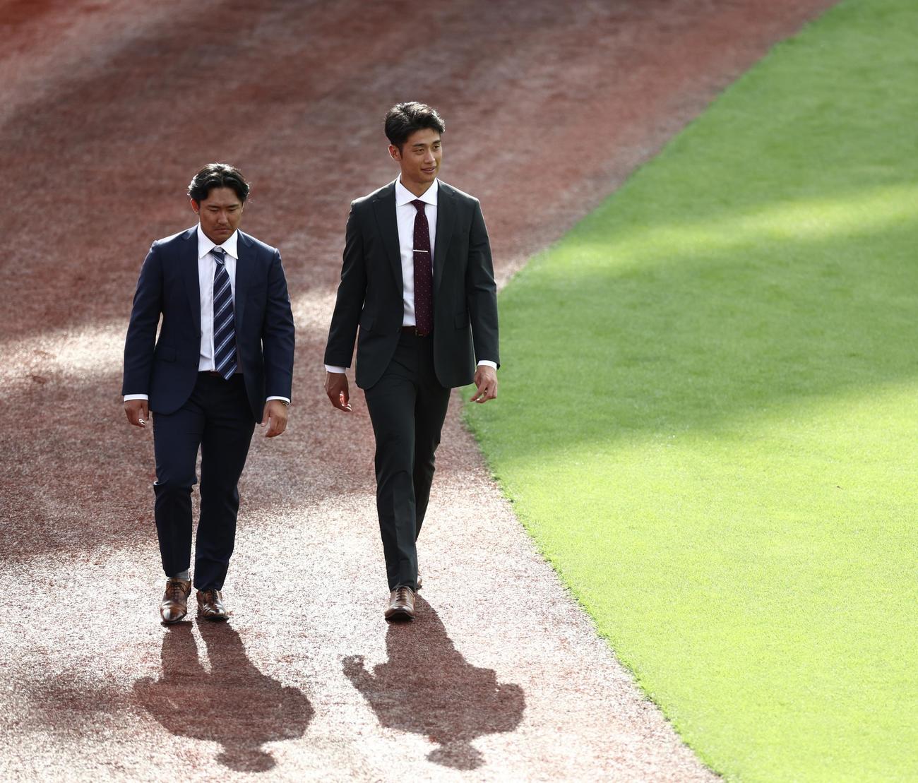 楽天対日本ハム　試合前、あいさつして回る吉川（左）と小峯（撮影・河田真司）