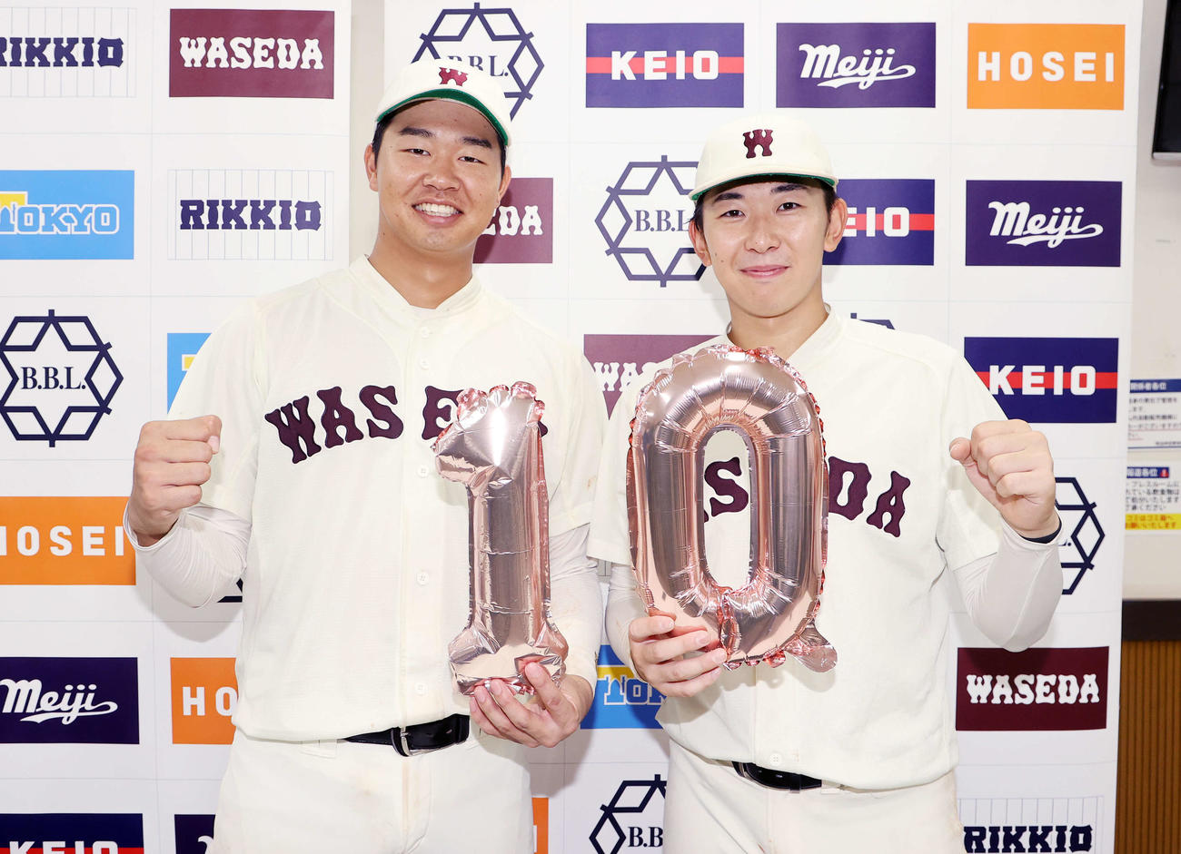 立大対早大　笑顔でガッツポーズする決勝打を放った早大・印出と通算10勝目を挙げた伊藤樹（撮影・鈴木正人）