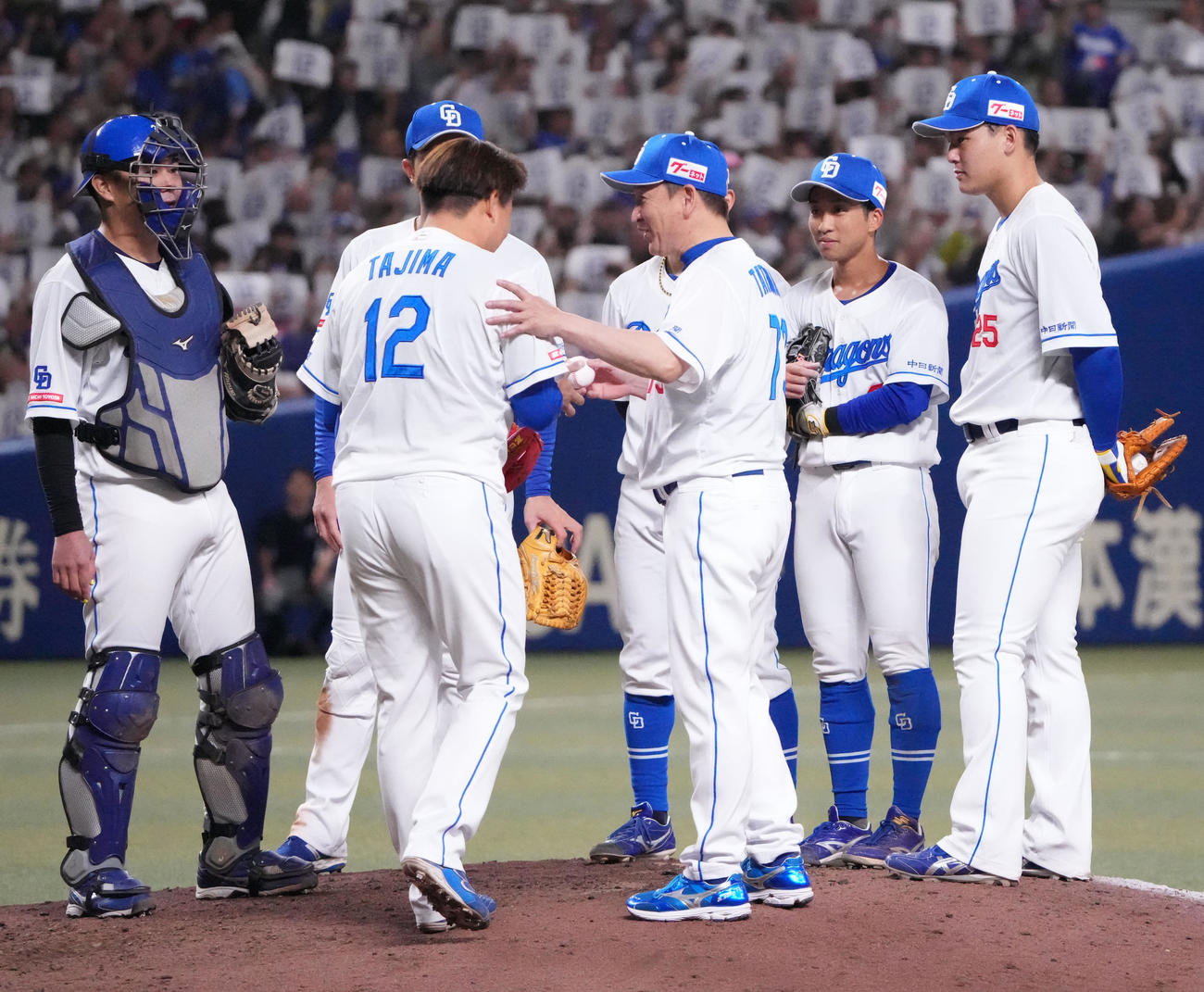 中日対DeNA 7回表DeNA1死、立浪監督からボールを受け取る中日5番手で登板する田島（左から2人目）（撮影・森本幸一）