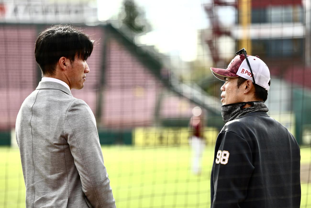 楽天対日本ハム　試合前、楽天今江監督（右）にあいさつする清宮（撮影・河田真司）