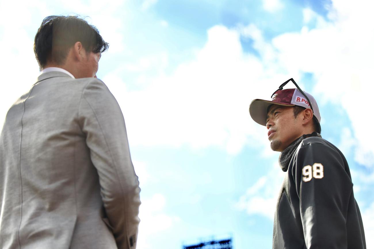 楽天対日本ハム　試合前、清宮（左）と言葉を交わす楽天今江監督（撮影・河田真司）