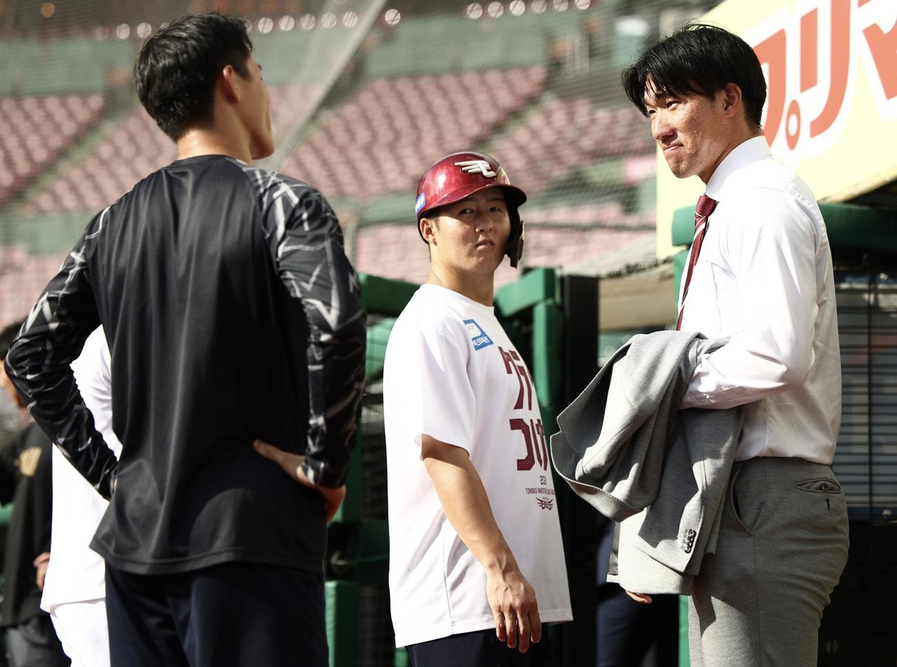 楽天対日本ハム　試合前、楽天ナイン（右）にあいさつする清宮（撮影・河田真司）