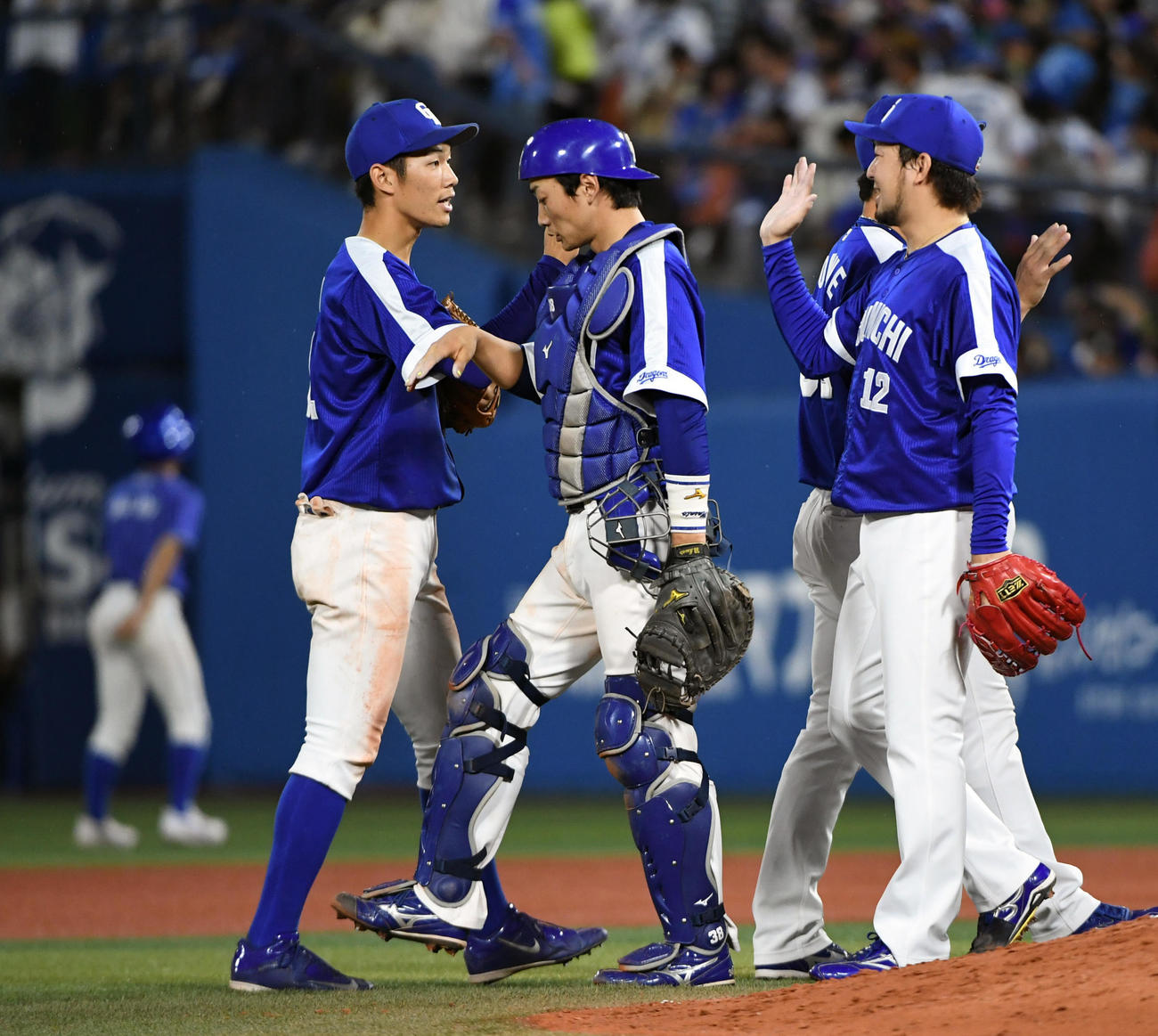DeNA対中日　試合後京田（左端）は田島らナインと喜び合う（2017年5月24日）