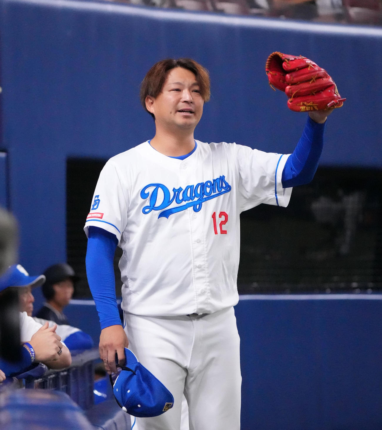 中日対DeNA 7回表DeNA2死、ベンチ前でファンの声援に応える田島（撮影・森本幸一）