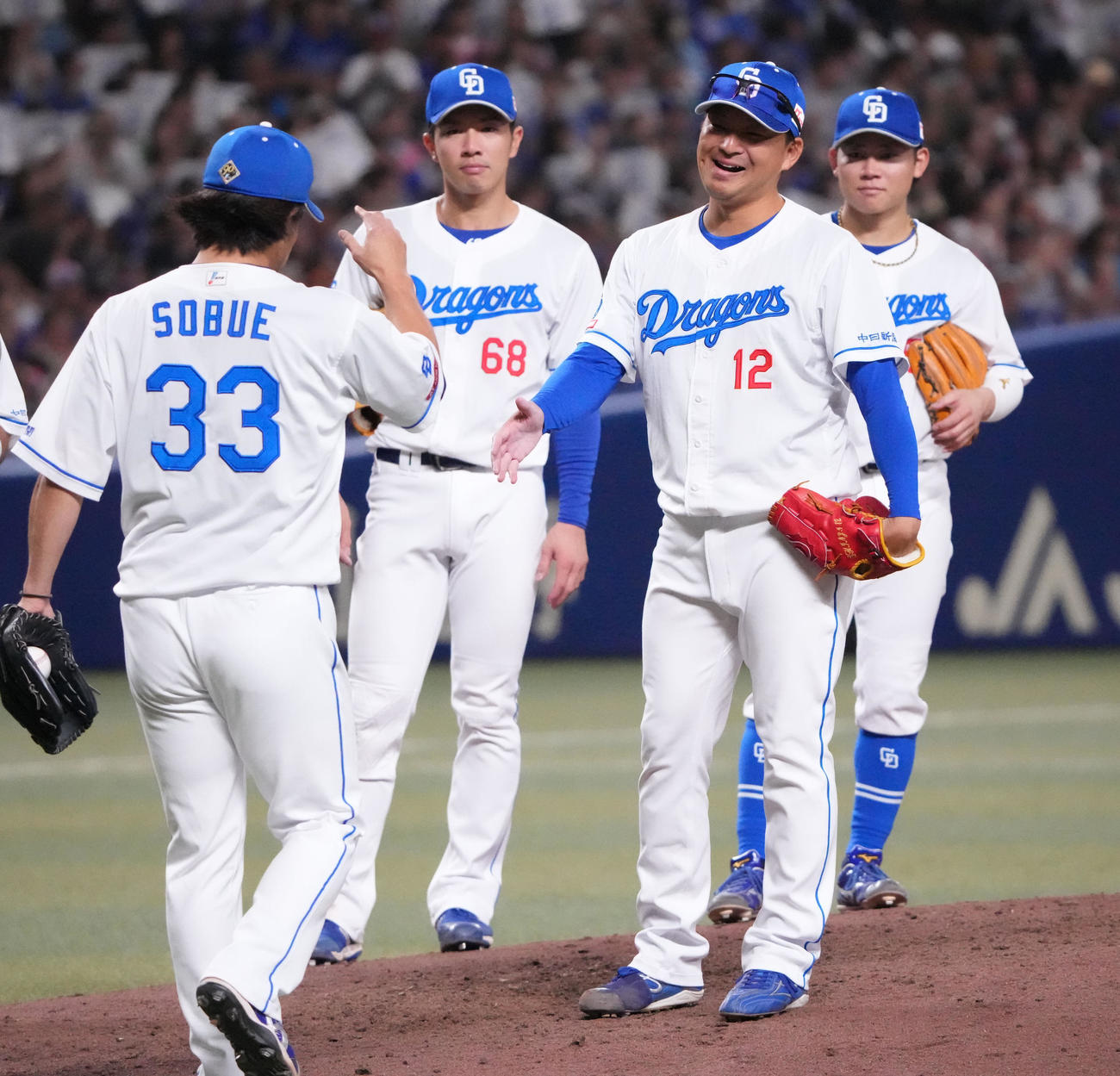 中日対DeNA 7回表DeNA2死、祖父江と交代する田島（右から2人目）（撮影・森本幸一）