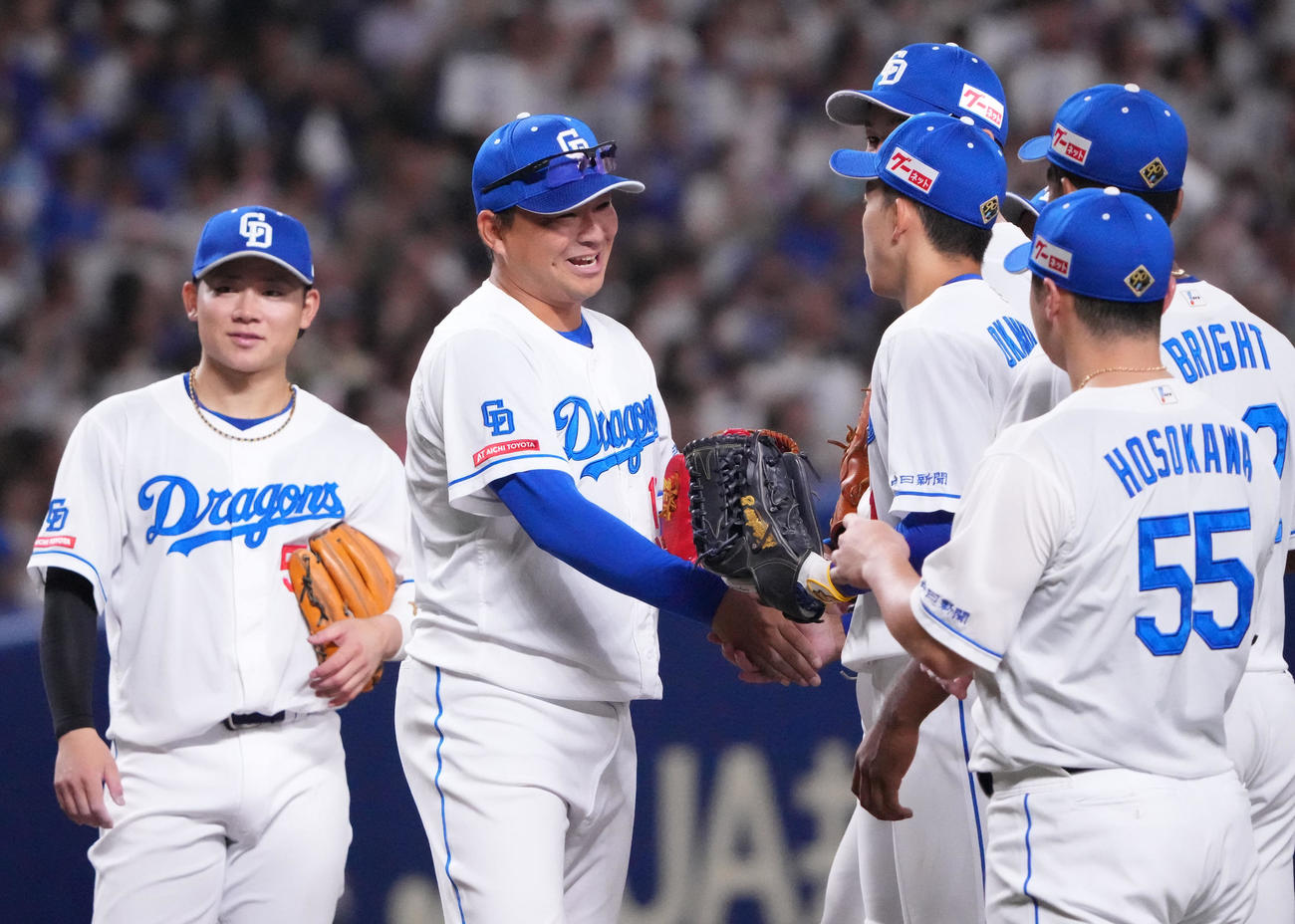 中日対DeNA 7回表DeNA1死、京田を三振に仕留めナインと握手を交わしマウンドを降りる田島（左から2人目）（撮影・森本幸一）