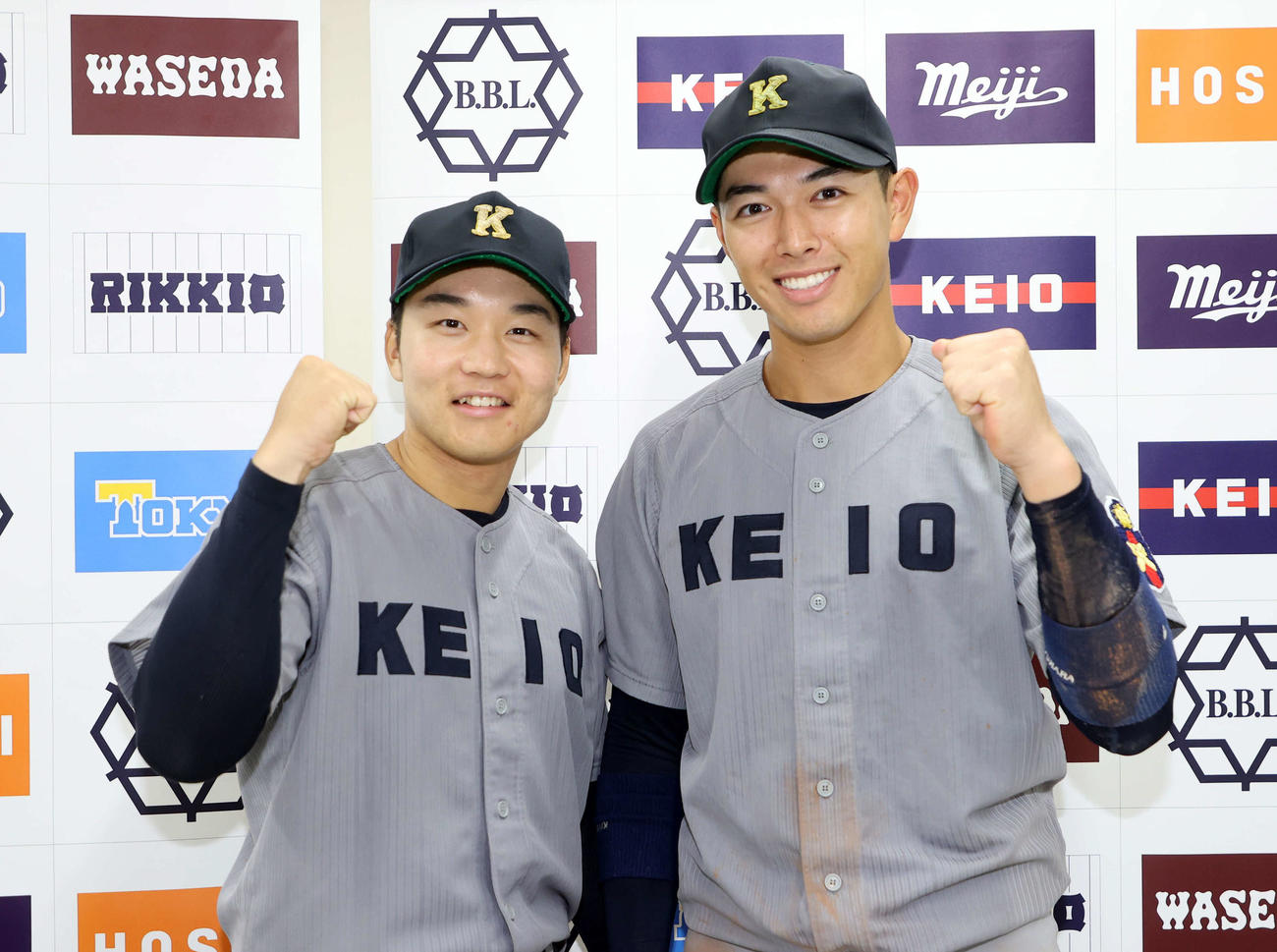 東大対慶大　勝利し笑顔でガッツポーズする慶大・横地（左）と清原（撮影・鈴木正人）