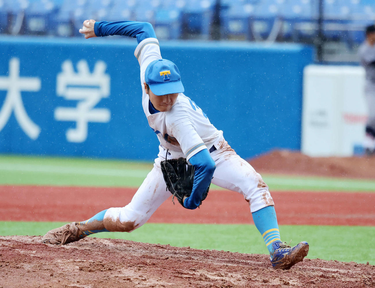 東大対慶大　力投する東大先発の渡辺（撮影・鈴木正人）