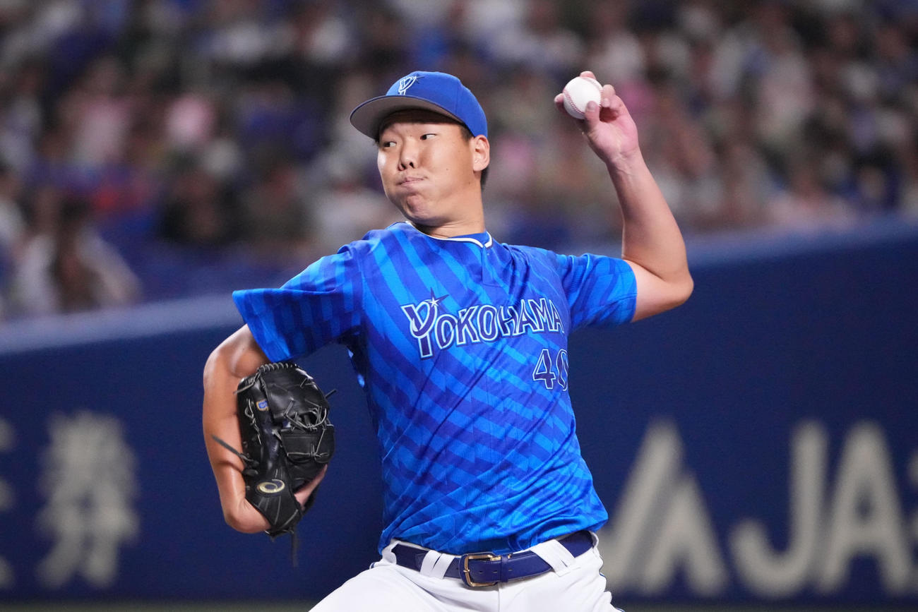 中日対DeNA 3回裏、力投するDeNA先発の松本隆（撮影・森本幸一）