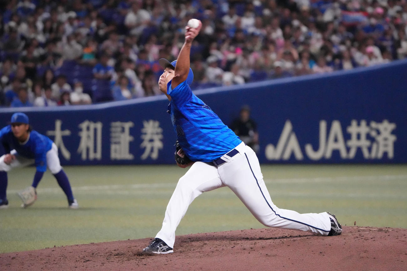 中日対DeNA 3回裏、力投するDeNA先発の松本隆（撮影・森本幸一）