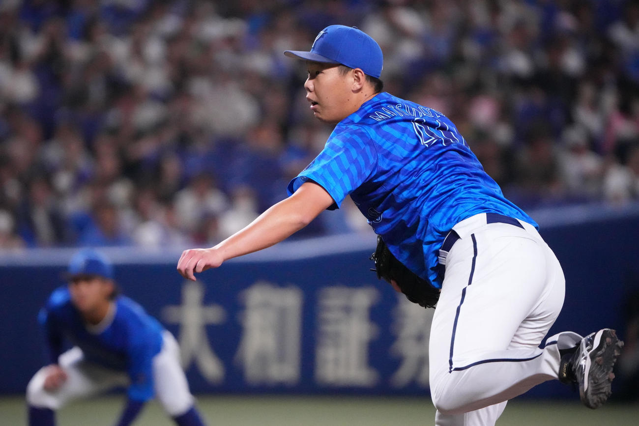 中日対DeNA 3回裏、力投するDeNA先発の松本隆（撮影・森本幸一）