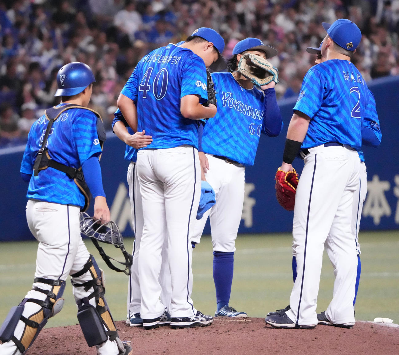 中日対DeNA 4回裏中日1死一、三塁、マウンド上、松本隆（左から3人目）のもとに集まるDeNAナイン（撮影・森本幸一）