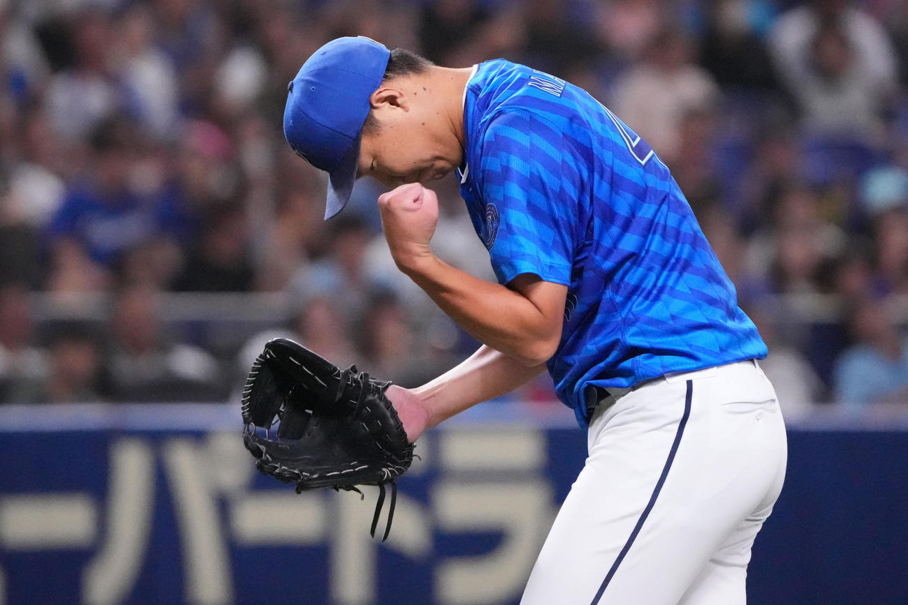 中日対DeNA 5回裏中日1死一塁、石川昂弥を併殺打に打ち取りガッツポーズをする松本隆（撮影・森本幸一）