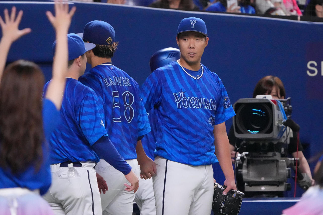 中日対DeNA 5回終了、ベンチ前でナインを迎える松本隆（右）（撮影・森本幸一）