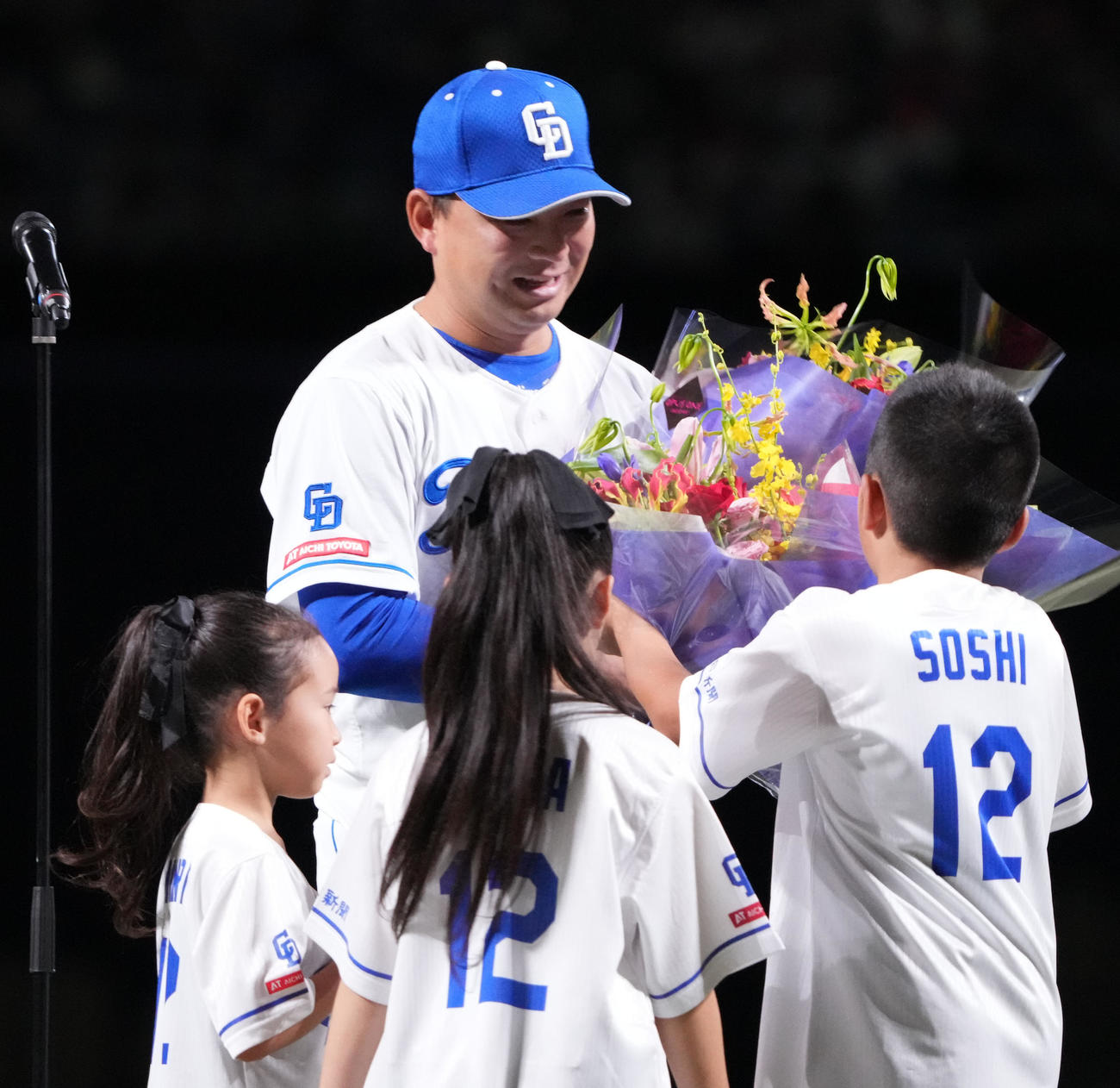中日対DeNA　引退セレモニーで子どもたちから花束を受け取る田島（撮影・森本幸一）
