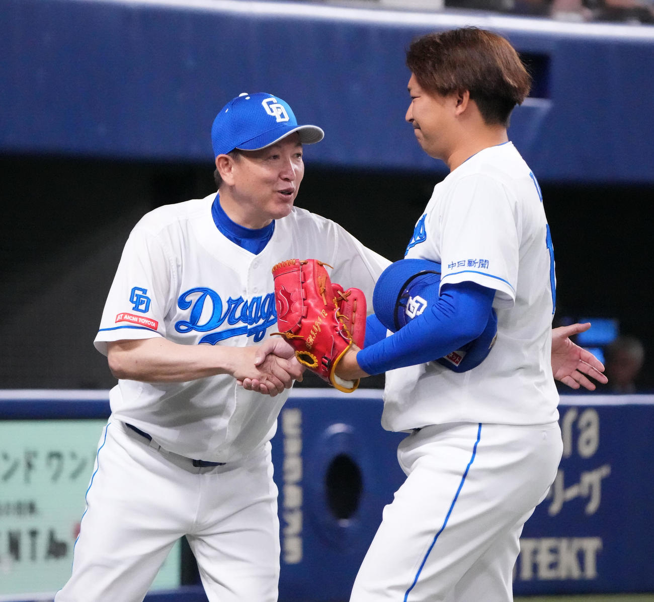 中日対DeNA 7回表DeNA2死、ベンチ前で田島を迎える立浪監督（左）（撮影・森本幸一）