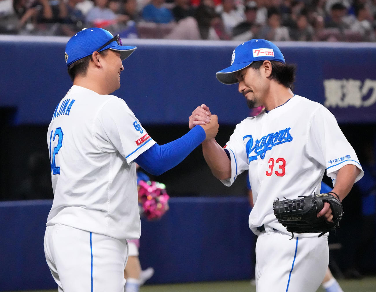 中日対DeNA 7回表終了、田島と握手を交わす祖父江（右）（撮影・森本幸一）