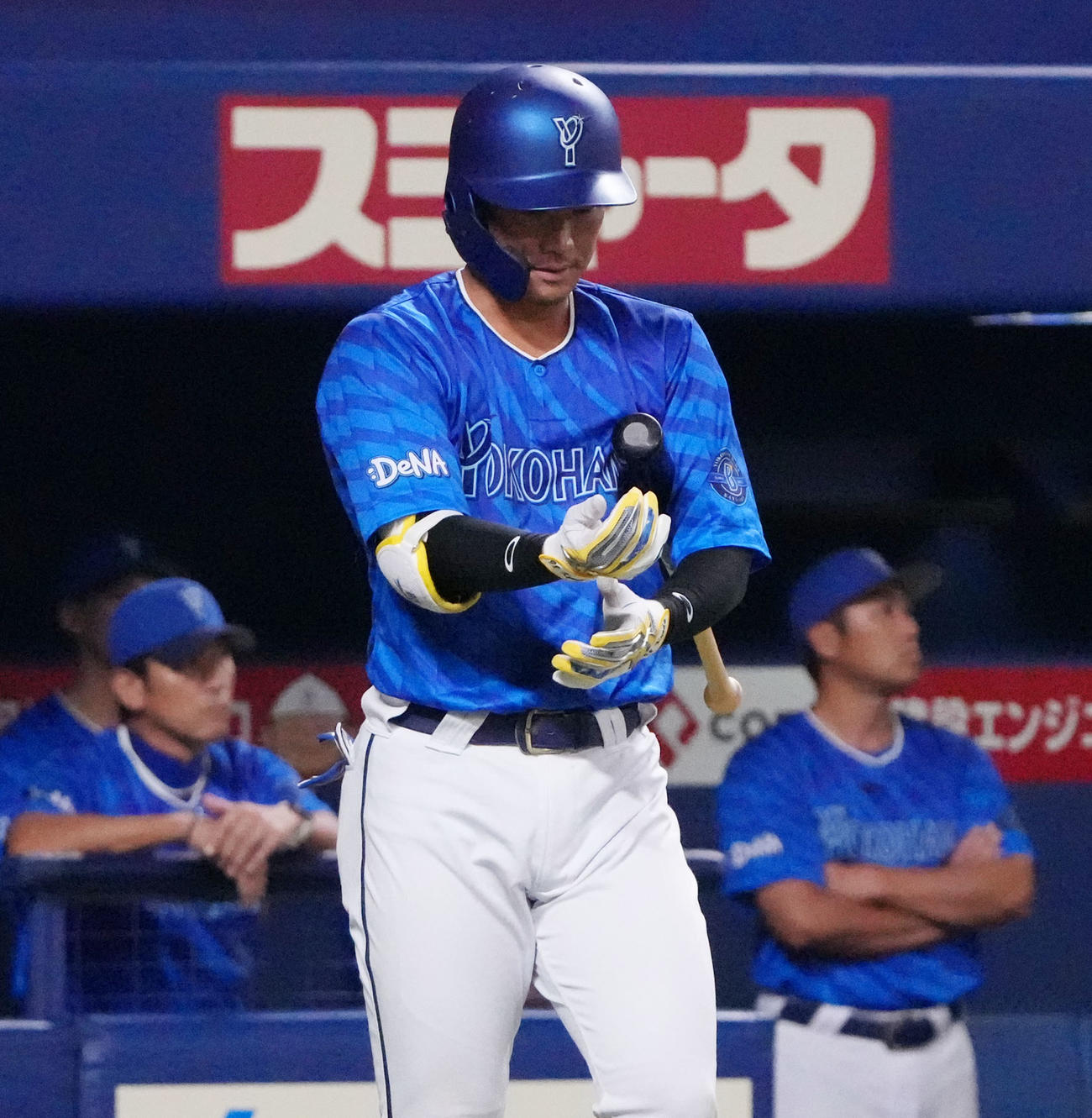 中日対DeNA 7回表DeNA1死、打席へ向かう京田（撮影・森本幸一）