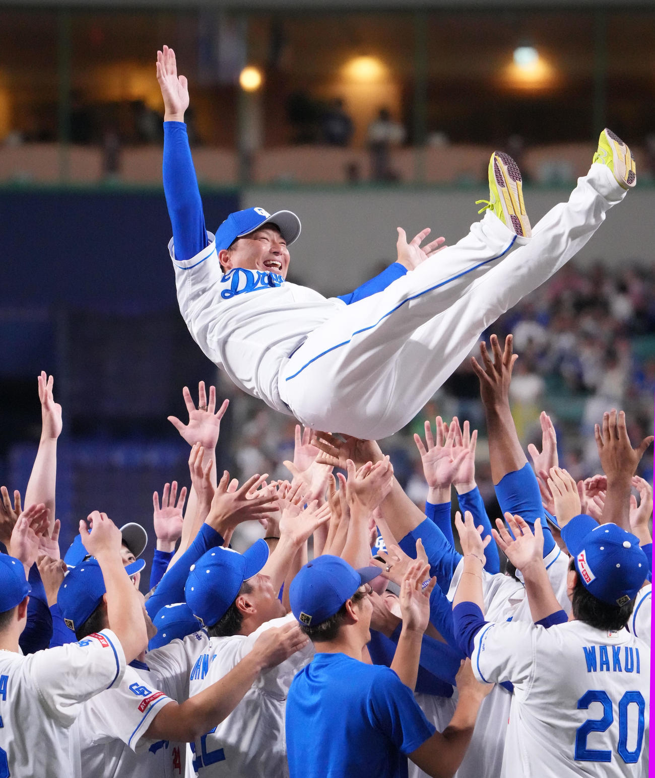 中日対DeNA　引退セレモニーを終えナインに胴上げされる田島（撮影・森本幸一）
