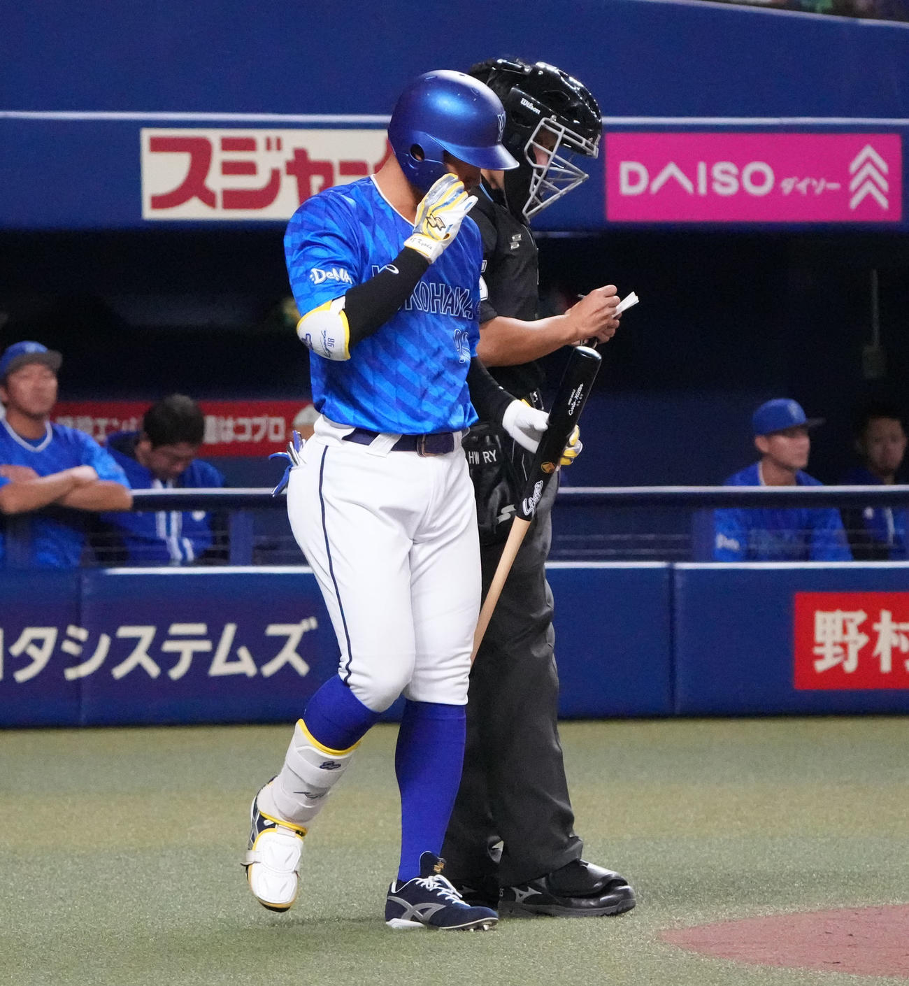 中日対DeNA 7回表DeNA1死、打席へ向かう京田（撮影・森本幸一）