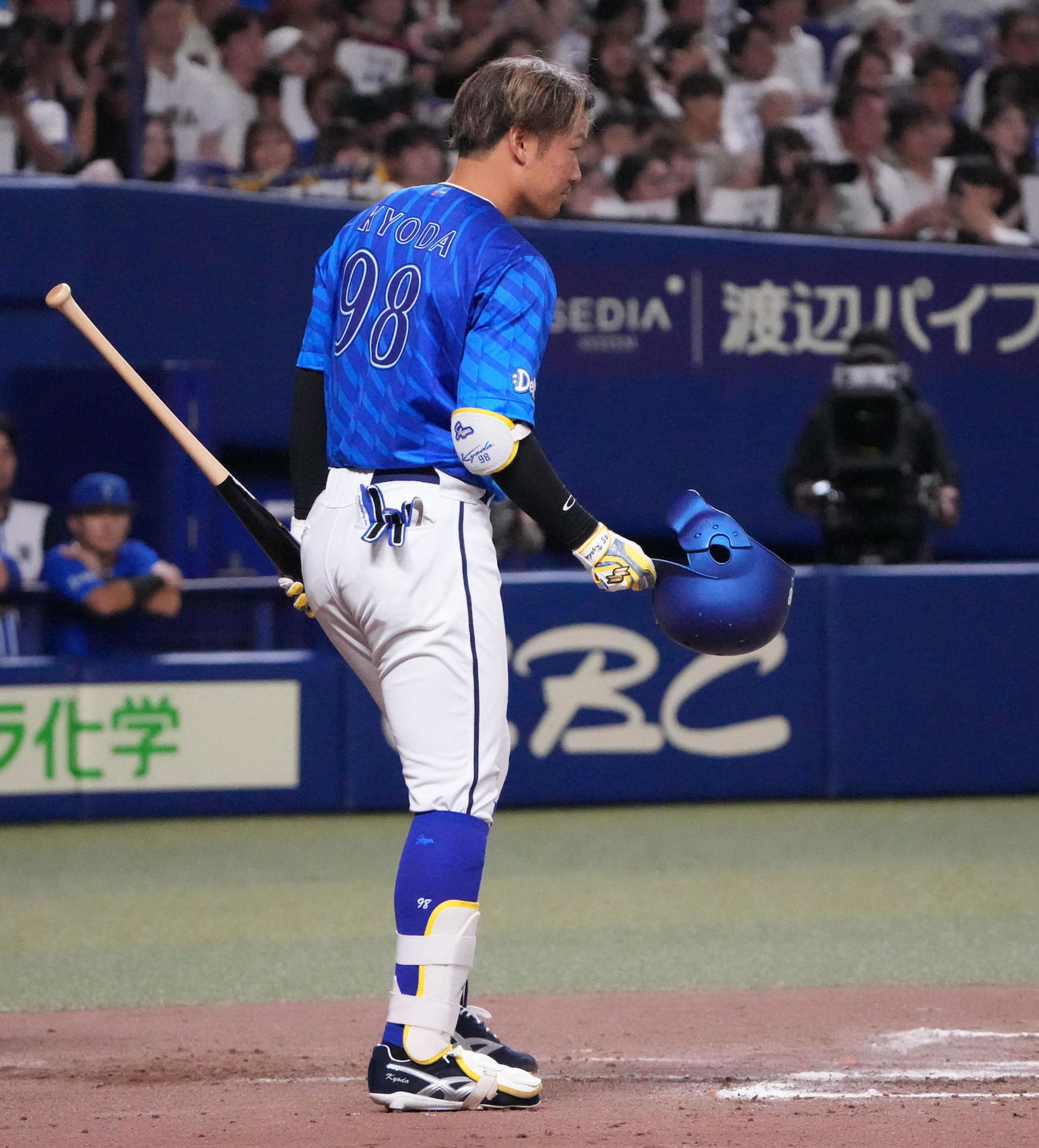 中日対DeNA 7回表DeNA1死、三振に倒れ田島に一礼する京田（撮影・森本幸一）