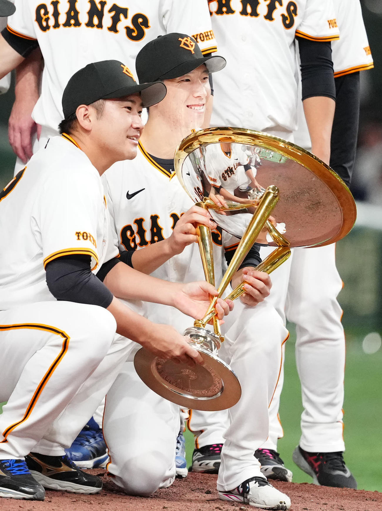 巨人対DeNA　優勝セレモニー後、トロフィーを手にする巨人菅野（左）と戸郷（2024年10月2日）