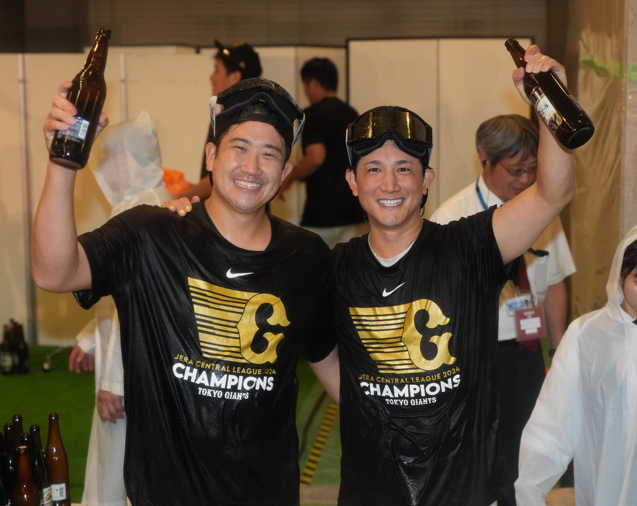 ビール掛けで笑顔を見せる菅野と小林（右）（2024年9月28日）