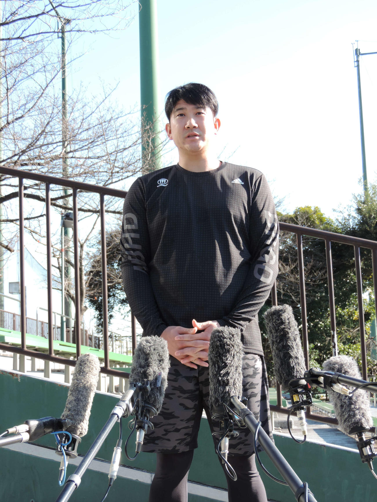 2020年12月8日、ポスティングシステムを申請し、囲み取材に応じる巨人菅野智之
