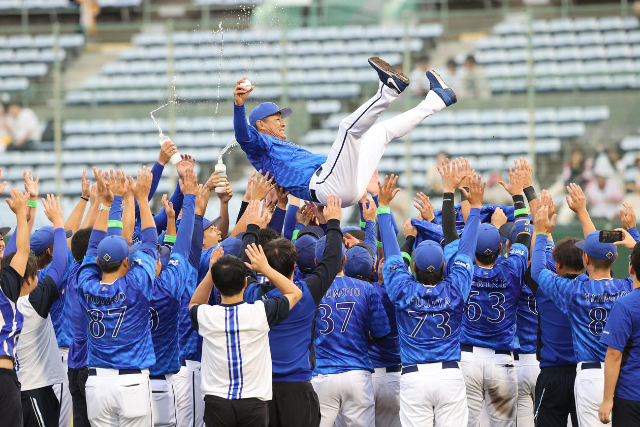 ソフトバンク対DeNA　ファーム選手権で優勝し胴上げをされる青山2軍監督（撮影・梅根麻紀）