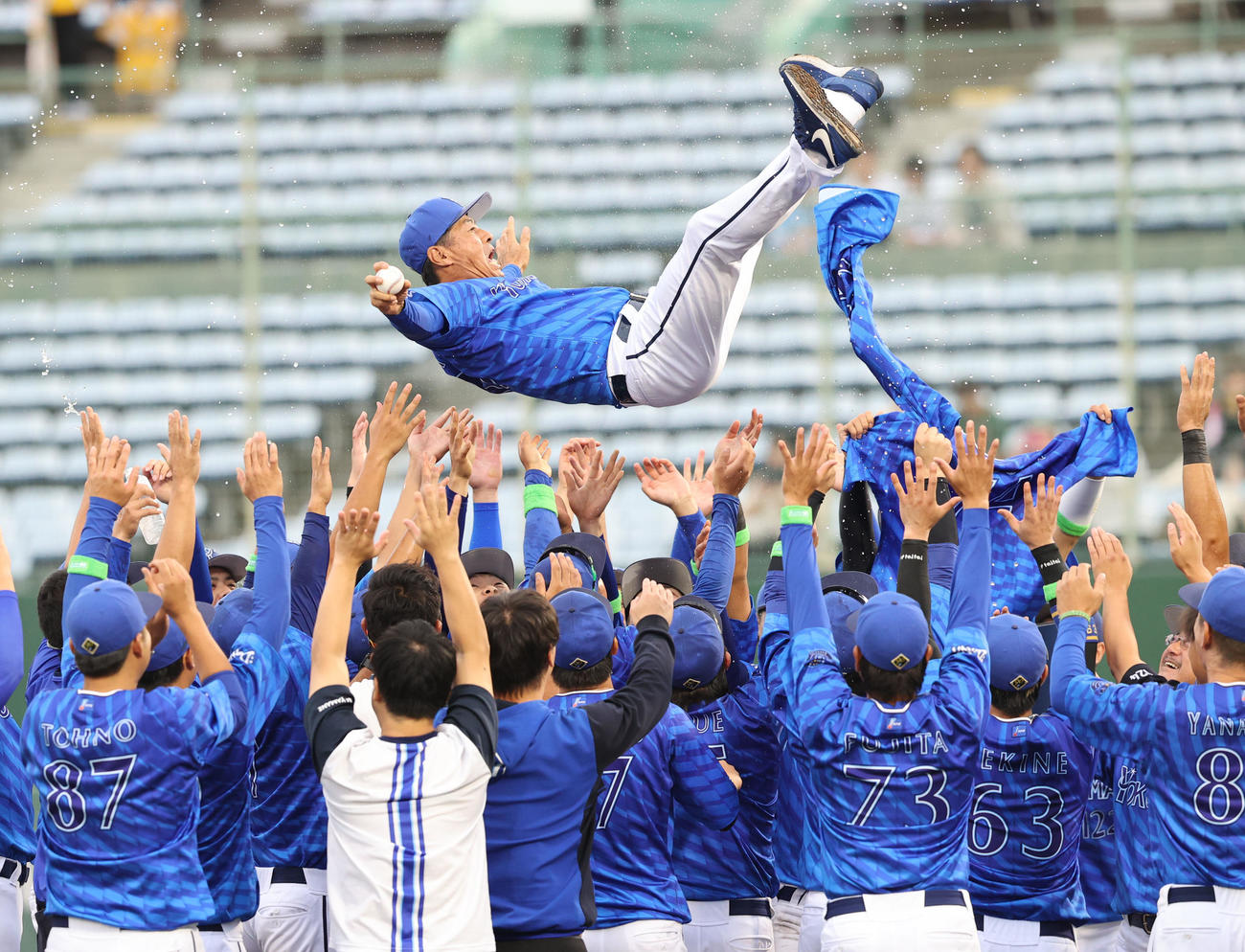 ソフトバンク対DeNA　ファーム選手権で優勝し胴上げをされる青山2軍監督（撮影・梅根麻紀）