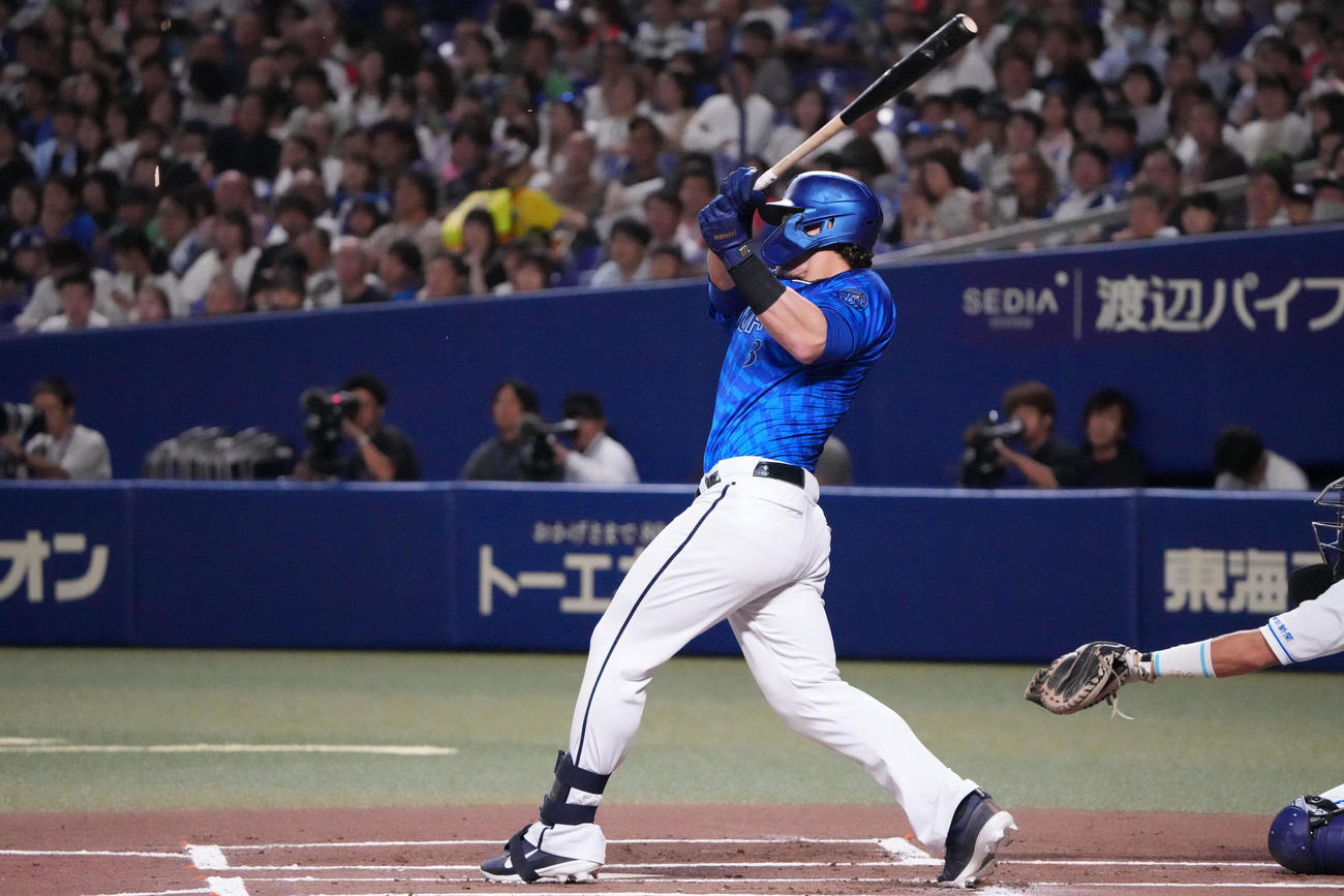 中日対DeNA 1回表DeNA1死一塁、中前打を放つオースティン（撮影・森本幸一）