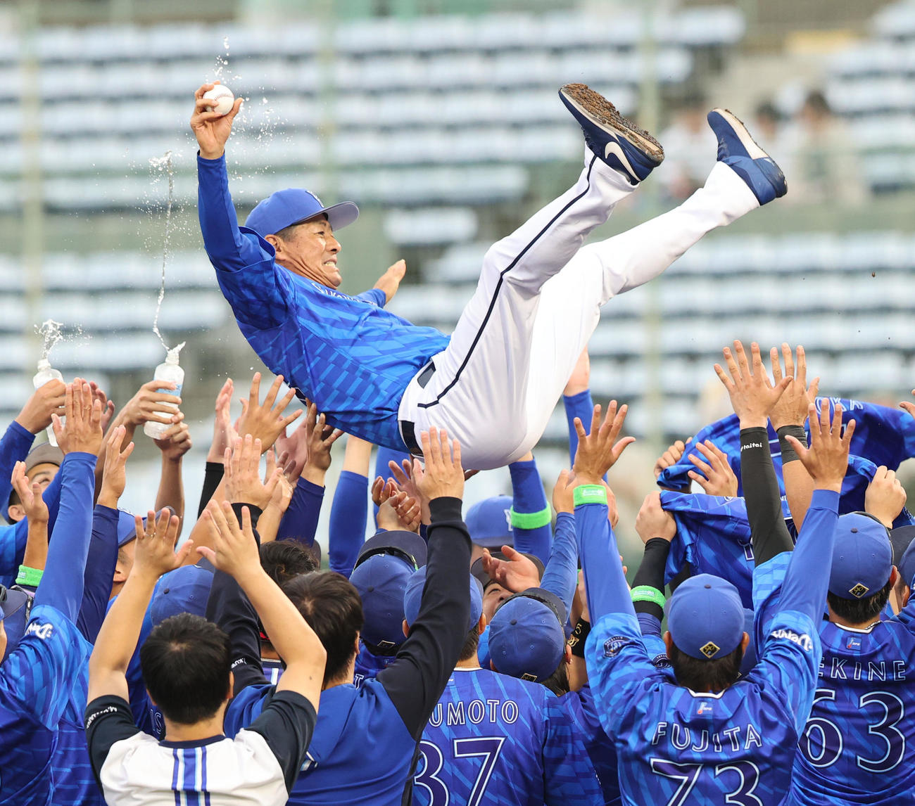 ソフトバンク対DeNA　ファーム選手権で優勝し胴上げされるDeNA青山2軍監督（撮影・梅根麻紀）