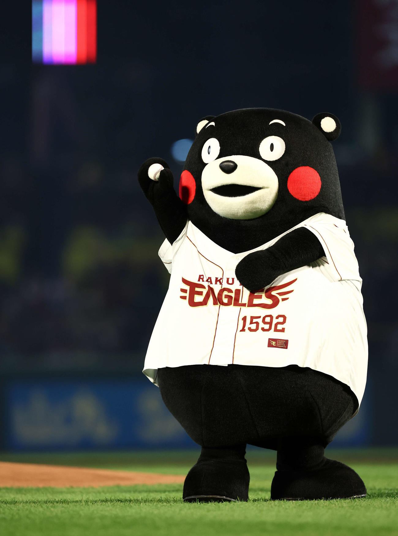 楽天対日本ハム　開始前、始球式を務めるくまモン（撮影・河田真司）