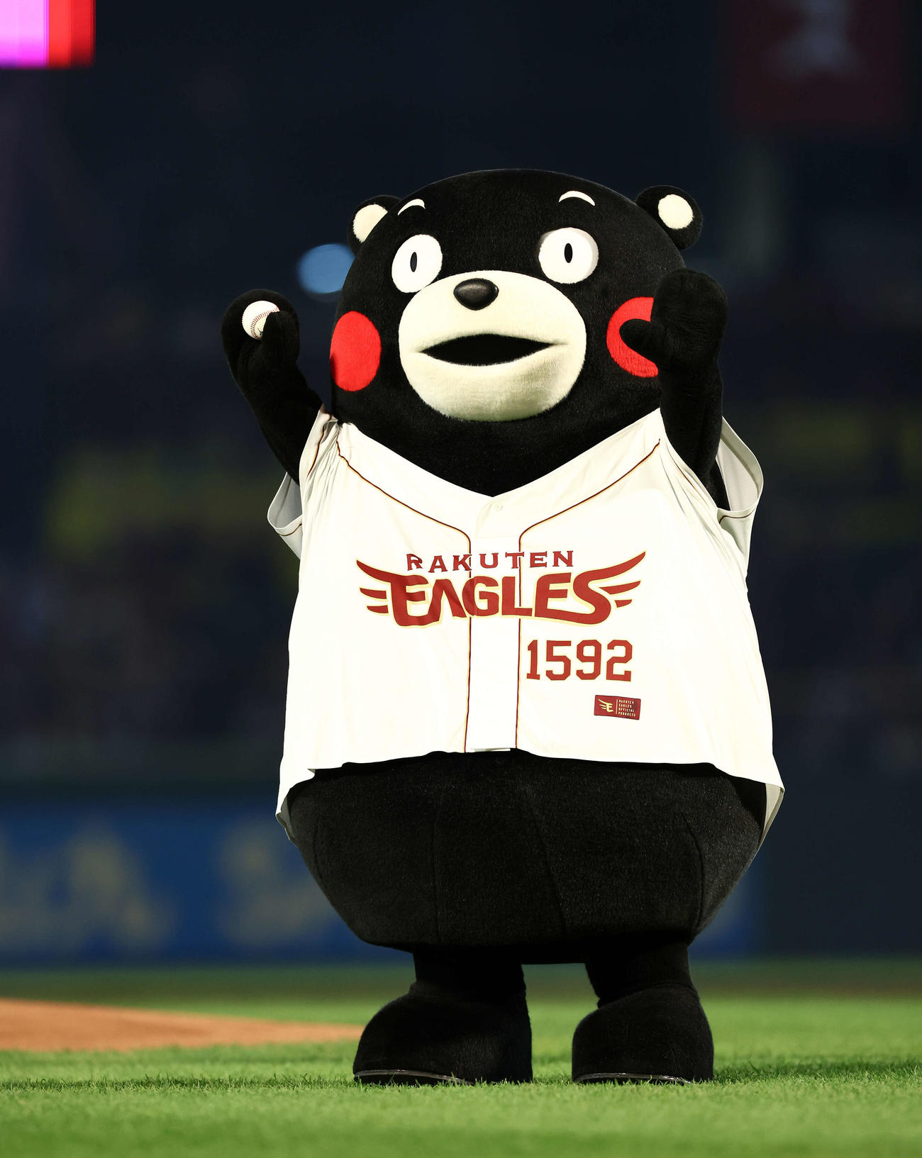 楽天対日本ハム　開始前、始球式を務めるくまモン（撮影・河田真司）