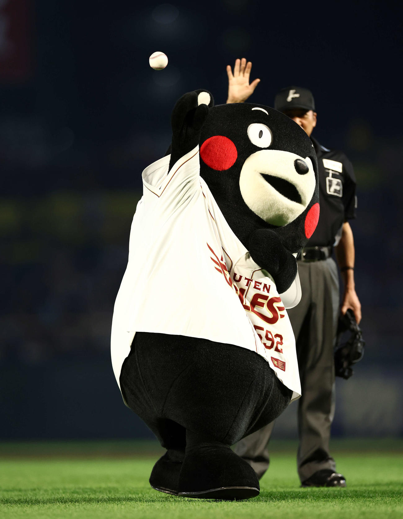 楽天対日本ハム　開始前、始球式を務めるくまモン（撮影・河田真司）