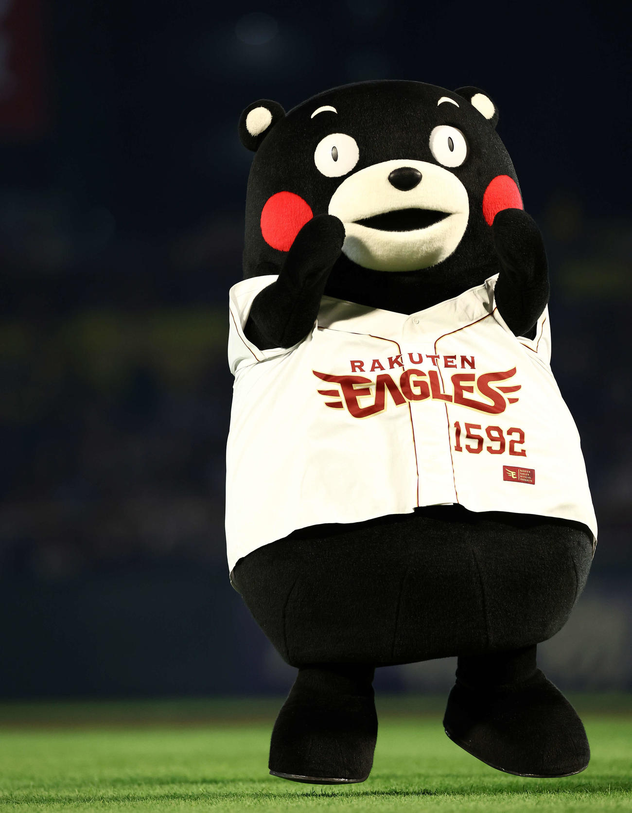 楽天対日本ハム　開始前、始球式を務めるくまモン（撮影・河田真司）