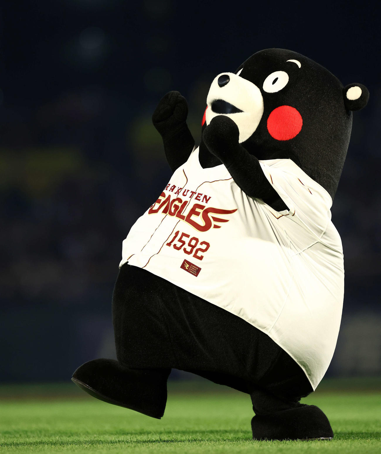 楽天対日本ハム　開始前、始球式を務めるくまモン（撮影・河田真司）