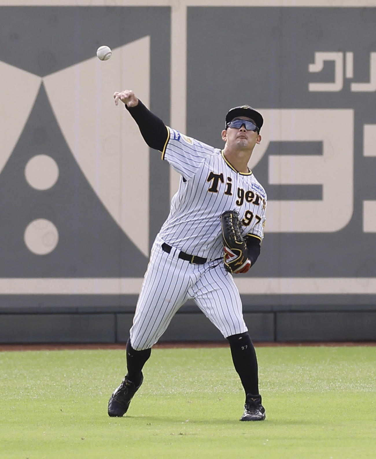 シートノックで左翼守備をする野口（撮影・藤尾明華）