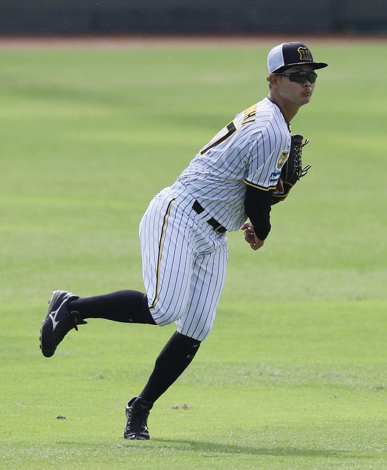 シートノックで左翼守備をする野口（撮影・藤尾明華）