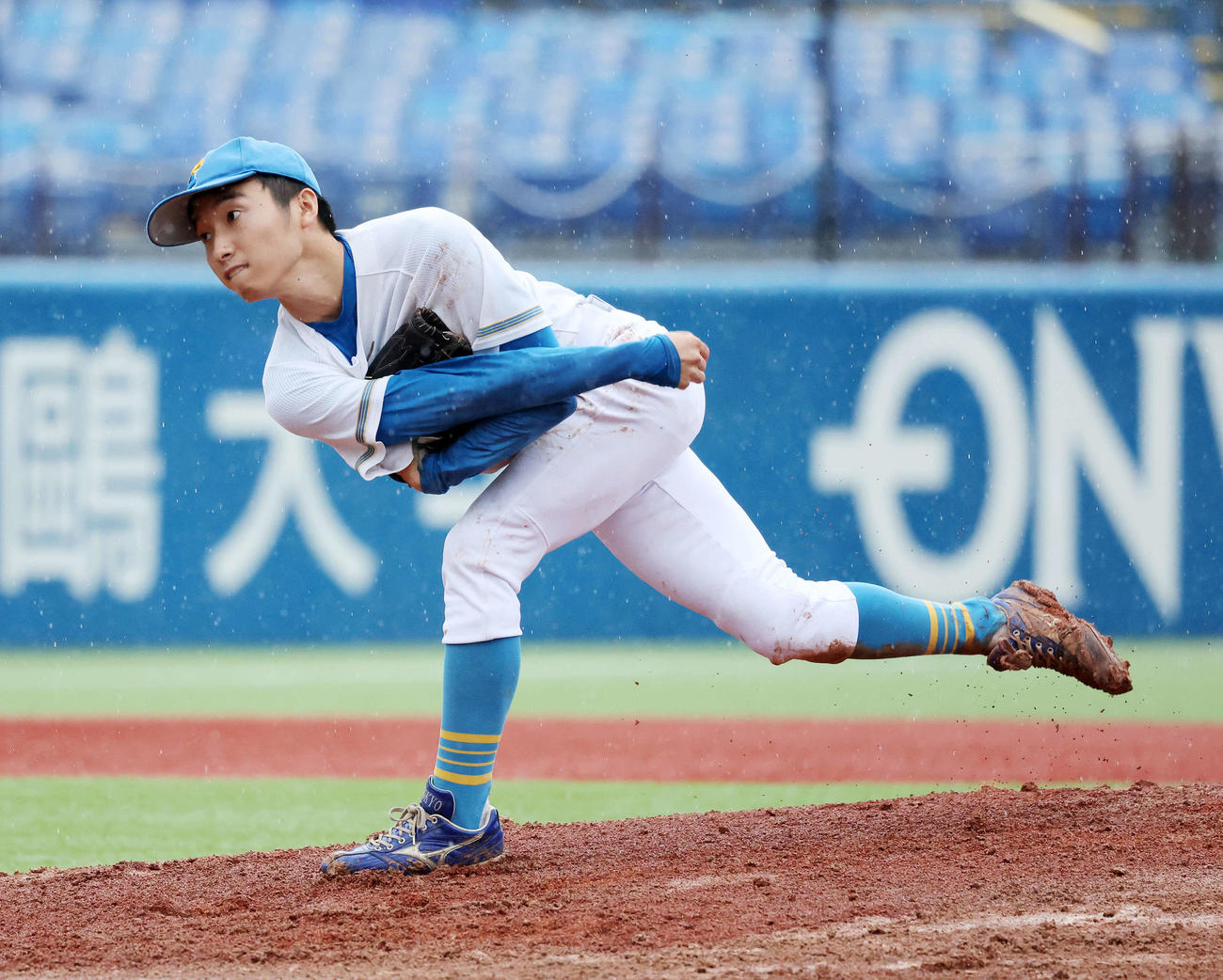 東大対慶大　力投する東大先発の渡辺（撮影・鈴木正人）