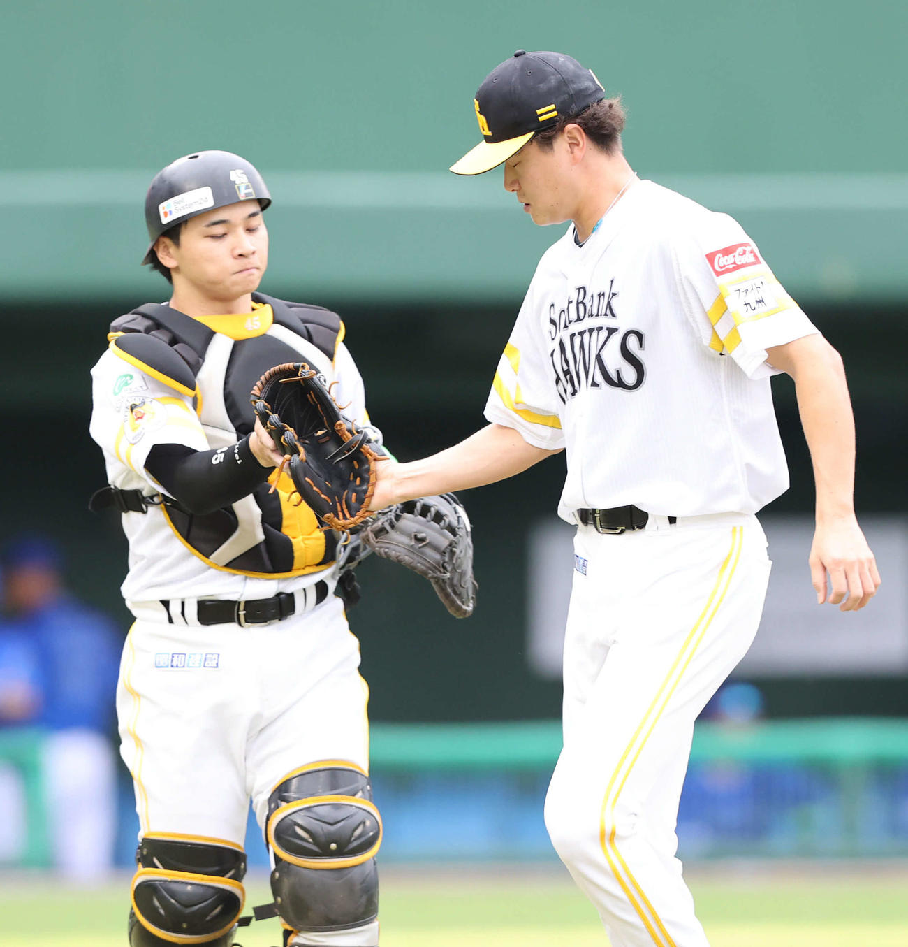 ソフトバンク対DeNA　先発した前田は初回を抑え谷川原捕手とタッチをかわす（撮影・梅根麻紀）
