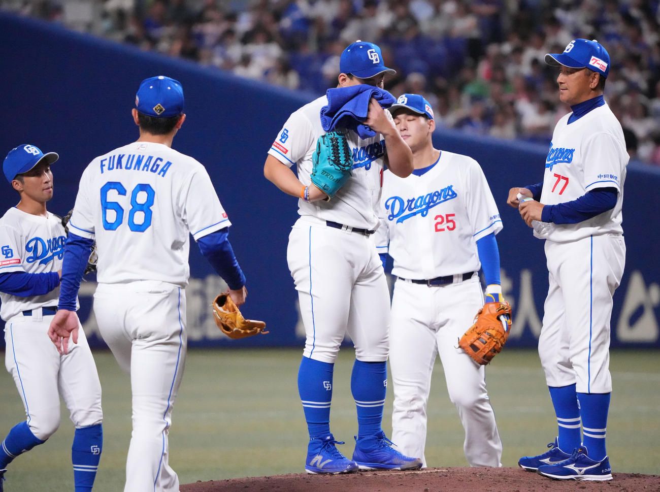中日対DeNA 2回表DeNA2死一、二塁、マウンドの小笠原（中央）のもとに集まる中日ナイン（撮影・森本幸一）