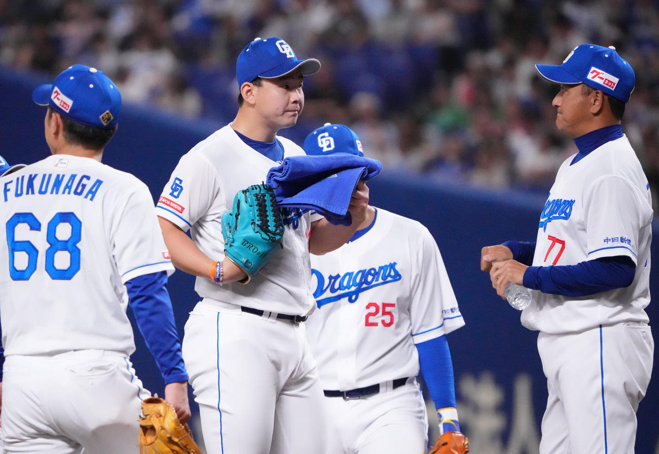 中日対DeNA 2回表DeNA2死一、二塁、マウンドの小笠原（左から2人目）のもとに集まる中日ナイン（撮影・森本幸一）
