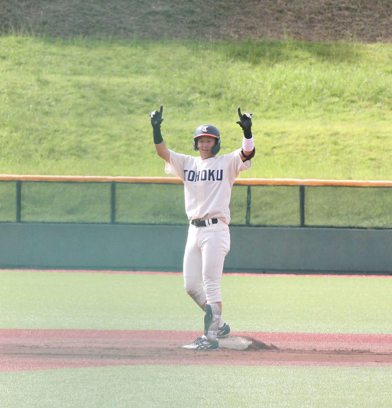 先制適時二塁打にベース上でバモスポーズで喜ぶ東北福祉大・垪和（はが）（撮影・高橋香奈）