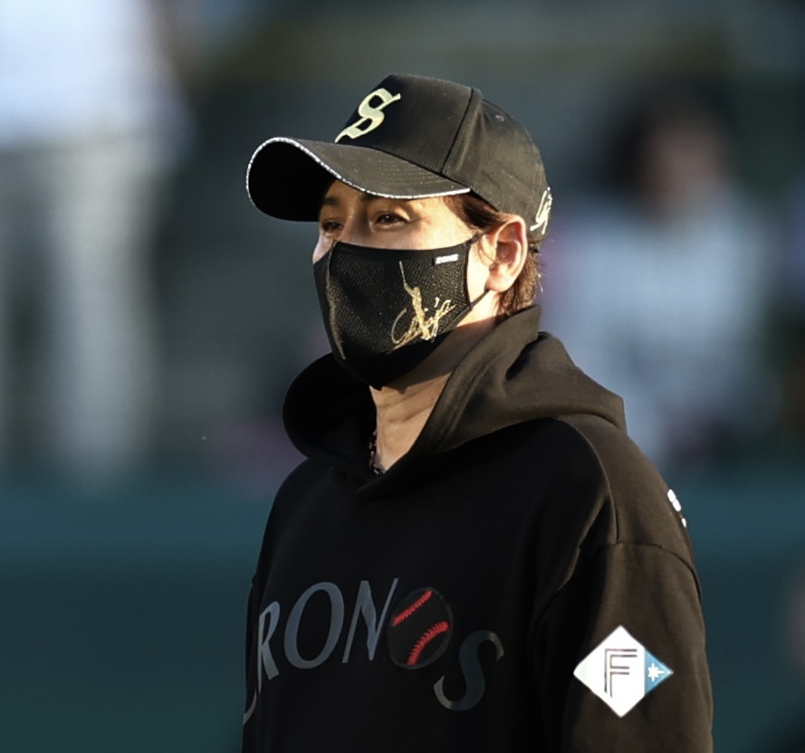 楽天対日本ハム　試合前、練習を見守る日本ハム新庄監督（撮影・河田真司）