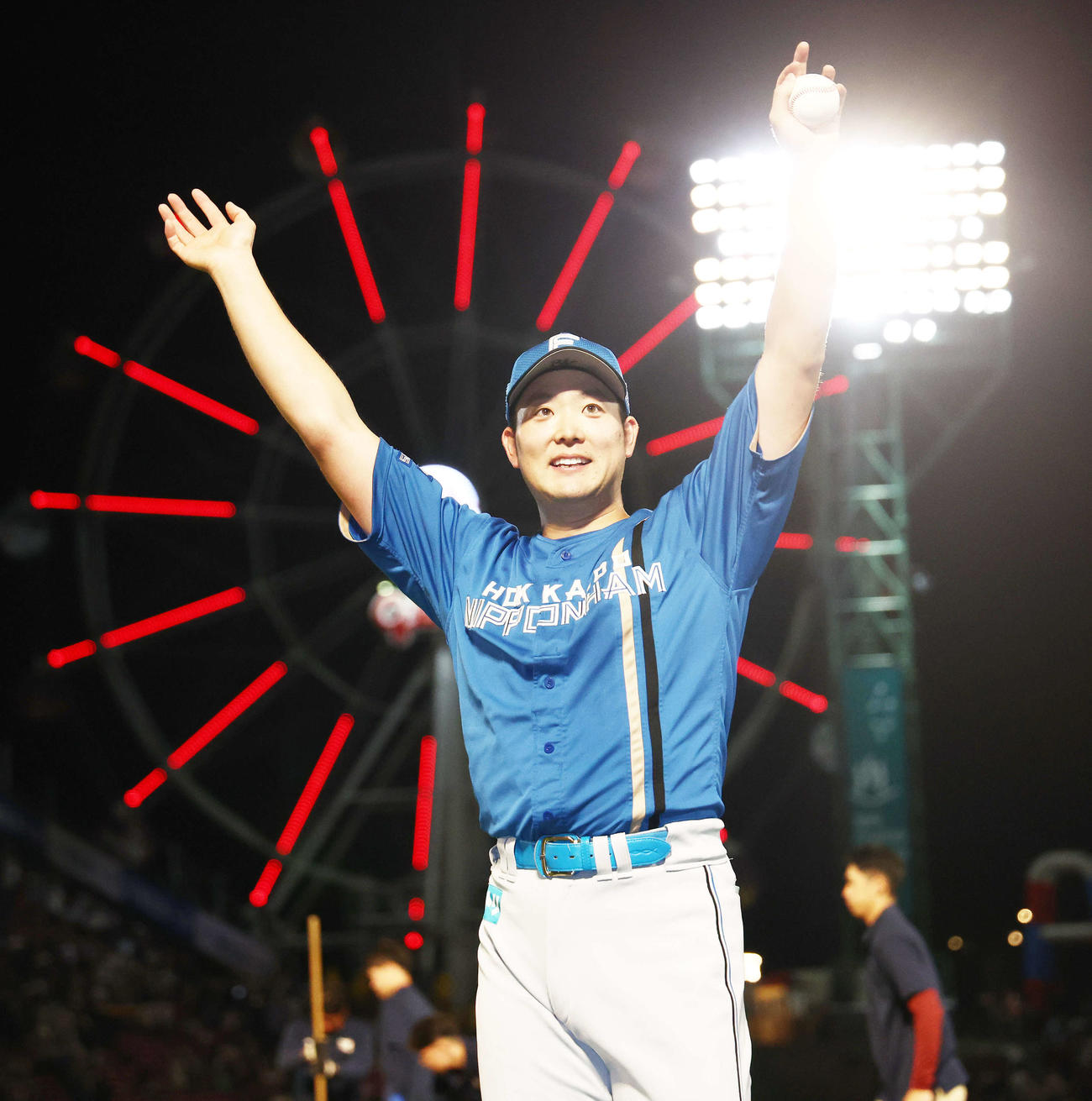 楽天対日本ハム　楽天に勝利し、初セーブを果たし観客席からの声援に応える斎藤（撮影・河田真司）