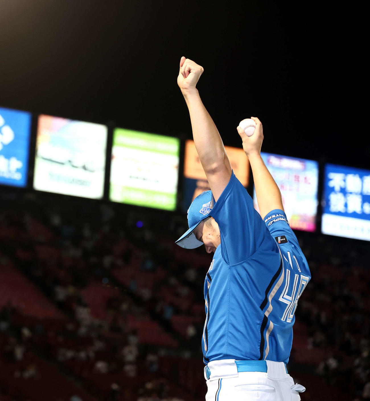 楽天対日本ハム　楽天に勝利し、初セーブを果たしガッツポーズする斎藤（撮影・河田真司）