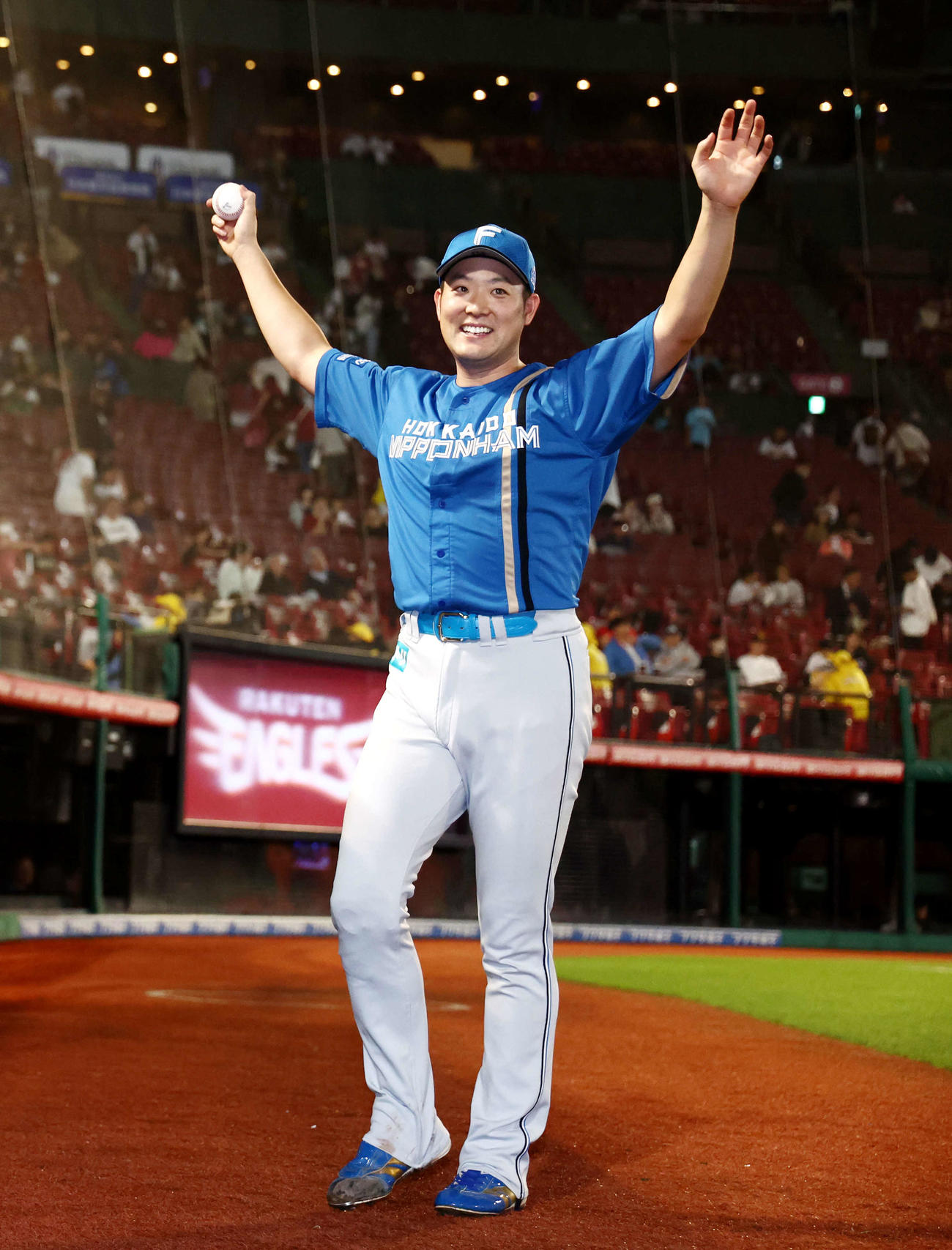 楽天対日本ハム　楽天に勝利し、初セーブを果たし観客席からの声援に応える斎藤（撮影・河田真司）